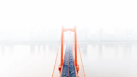 红色桥梁的近景