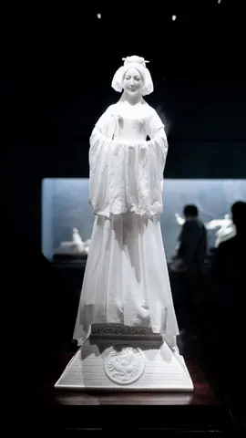 古装女性雕像