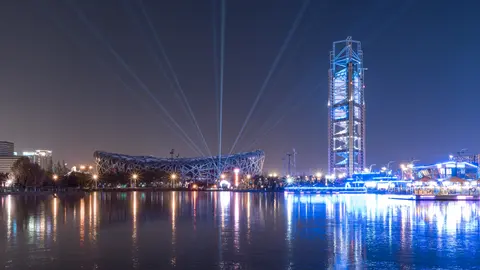 夜色中湖畔的建筑与灯光