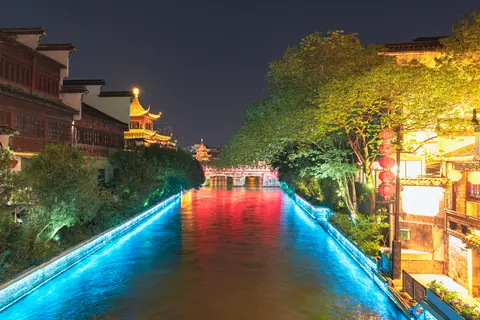 夜晚的城市景观，有灯光和河流