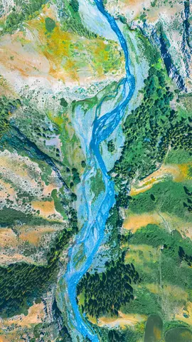 蓝色河流穿越山谷