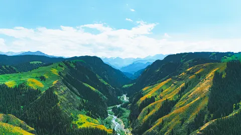 绿色山脉和蓝天白云