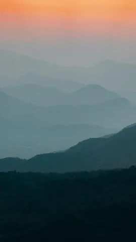 黄昏时的山峦剪影