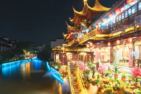 夜晚的繁华街区，有灯光和建筑物