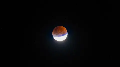 夜空中明暗相接的月亮