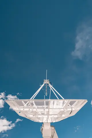 大型卫星天线在蓝天