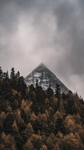 阴沉的山峰