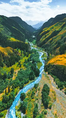蜿蜒的蓝色河流在山谷中流淌