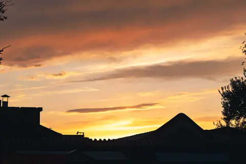 夕阳下的城市剪影