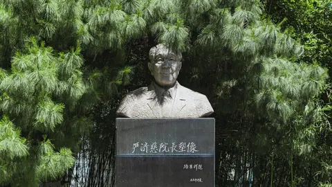 雕像与绿树