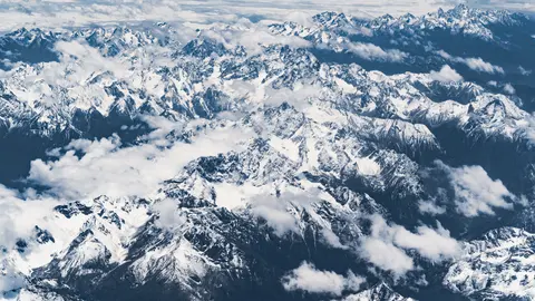 雪山连绵，云雾缭绕