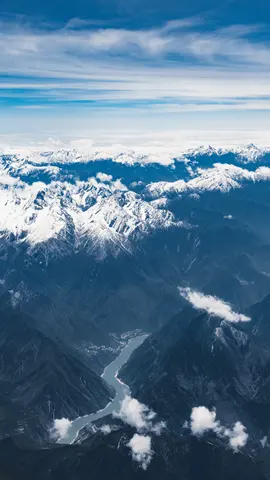 雪山连绵，云雾缭绕