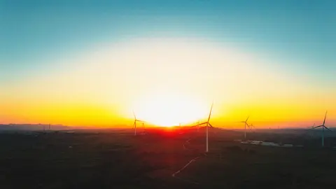夕阳下的风力发电场