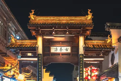 夜晚的古建筑大门，有灯光装饰